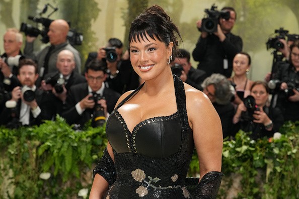 Ashley Graham a Met-gála vörös szőnyegén egy Ludovic de Saint Sernin tervezte ruhában