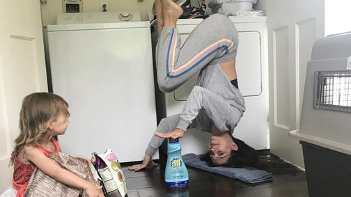 Alec Baldwin felesége, Hilaria bebizonyította, BÁRHOL lehet edzeni!