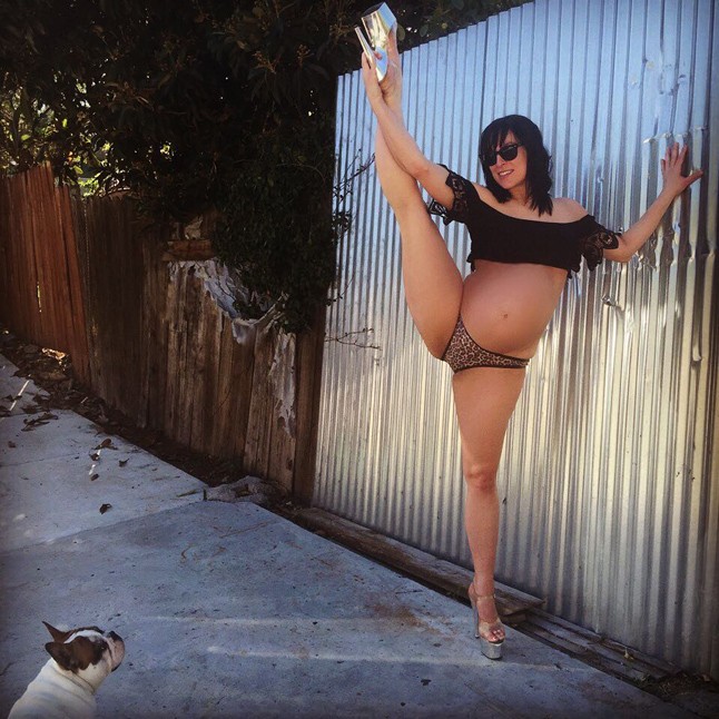 VIDEÓ: 9 hónapos terhes és magas sarkúban rúdtáncol ez az ausztrál kismama