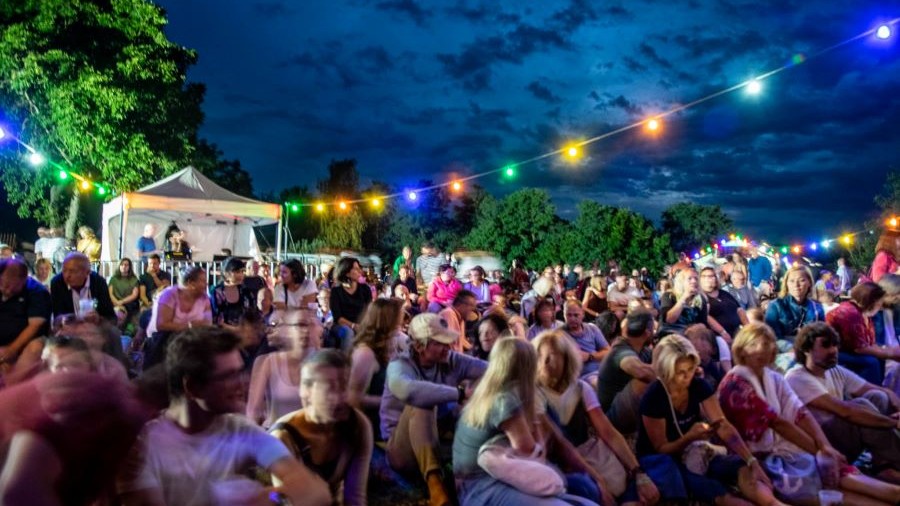 Irodalom a kertben, koncertek a dombon - egy hét múlva Margófeszt