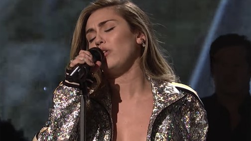 Kiesik a szemünk: Miley Cyrus konkrétan félpucéran lépett fel