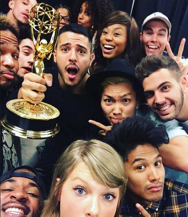 Taylor Swift újraértelmezte az Oscar-szelfit, és elindította az Emmy-szelfit