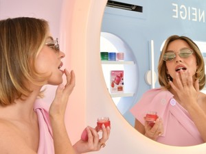 Sydney Sweeney melleit csak egy aprócska kendő takarja, és ezzel bátorít a teljes felszabadításra