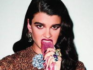 Brutális lakomával sokkol a modell