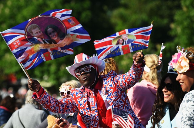 Az utcákat elárasztották Meghan Markle és Harry herceg fotói