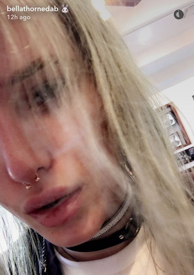 Bella Throne szőke hajjal