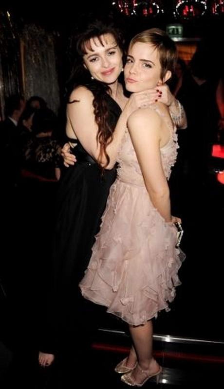 Oké, nem akarok gonosz lenni, de törekedni kell az erős kontrasztokra. Nagyon bírom Helena Bonham Cartert, már csak azért is mert mellette Emma még fényesebben tündökölhet.