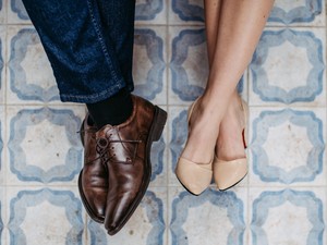 Az egyik tartósabb, de állatok bőréből készül, míg a másik vegán, de sokkal rövidebb az élettartama - szóval akkor bőr vagy műbőr cipőt válasszunk?