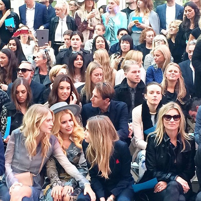 Kezdés előtt még belefér egy kis információcsere a Delevingne lányok között.