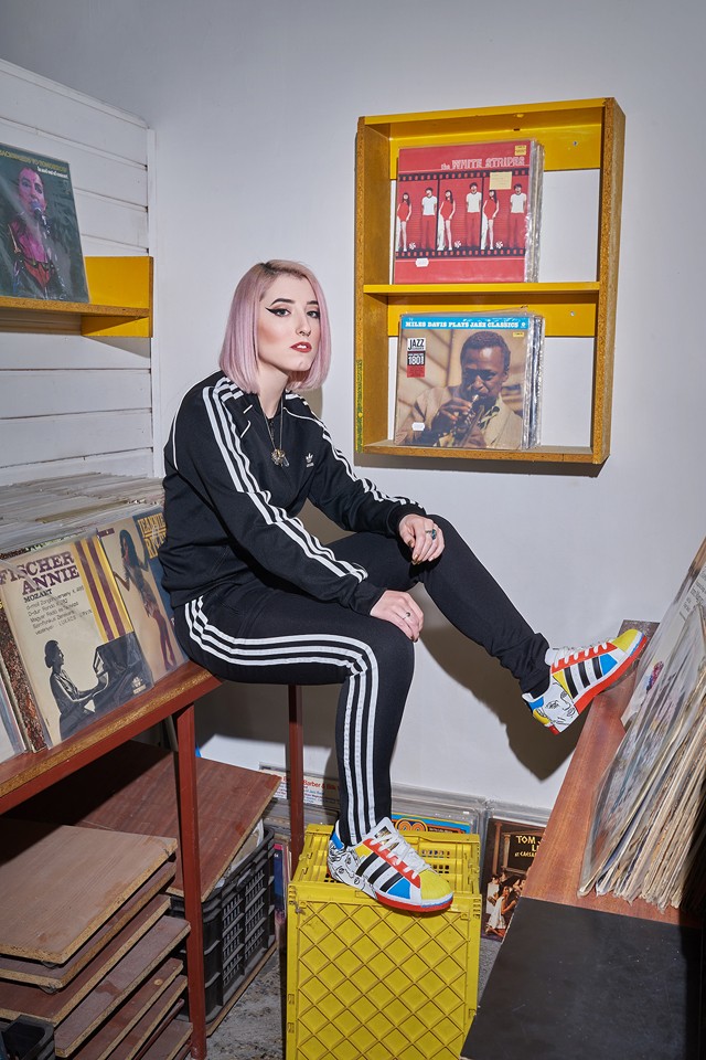 Nicsak, kik mutatják be a magyar képzőművészek által újragondolt Adidas Superstar cipőket