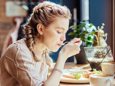 A tudósok azonnal betiltanák ezt a 2 közkedvelt ételt, mert rákot okoznak, mégis napi szinten eszünk belőlük