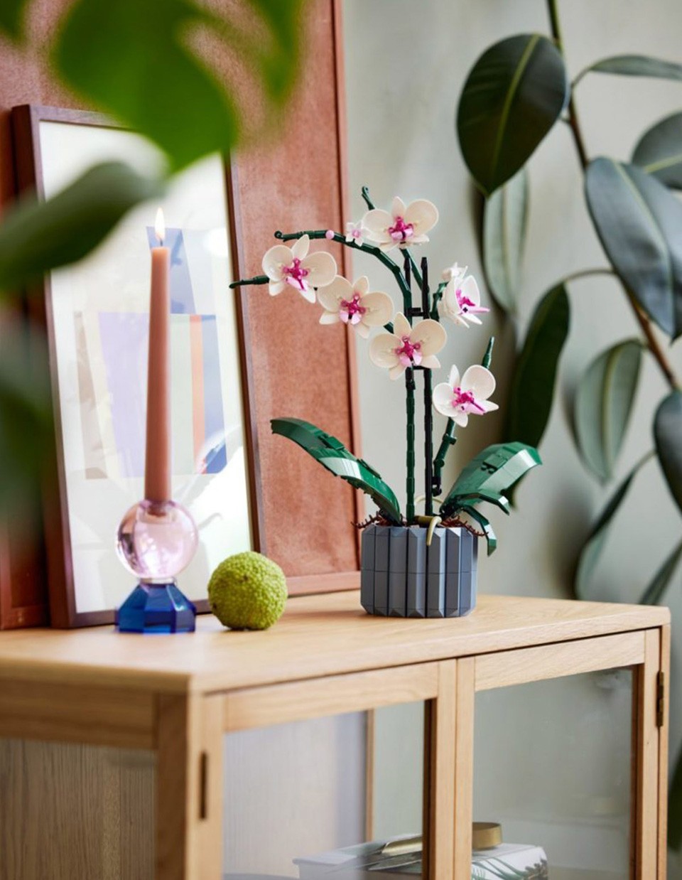  Orchidea legóból, távolról szinte fel sem tűnik