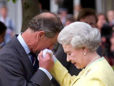 Károly király bukását várták, most kiderült, milyen uralkodó Erzsébet királynőhöz képest