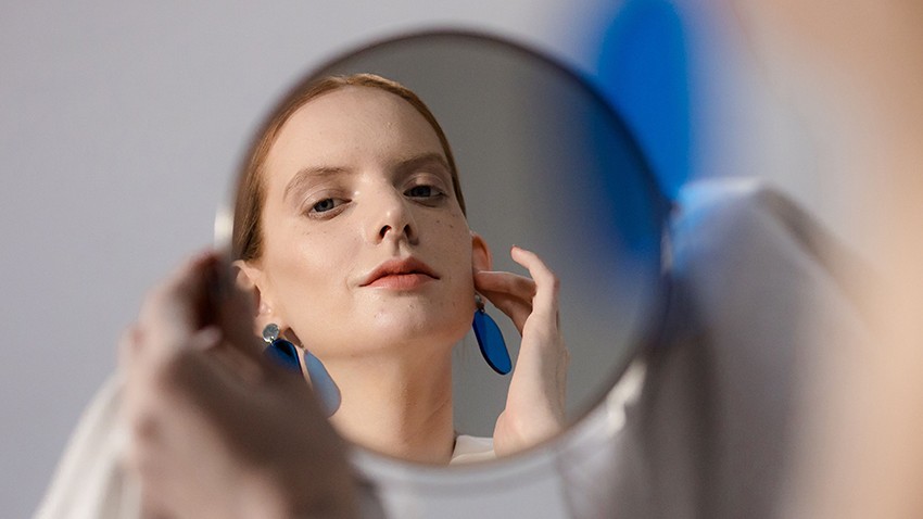  nő tükörből visszanéz - glamour