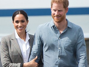 Übercuki: Meghan Markle és Harry herceg bárányokat etetnek, gyerekeket ölelgetnek és kutyákkal játszanak Ausztráliában