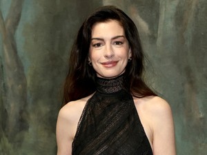 Mégis mi történt Anne Hathaway arcával? Ledöbbentek a rajongók a színésznő Oscar-gálás megjelenésén
