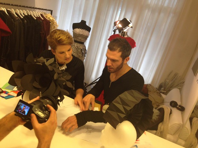 Papírinstallációk és divat -  Interjú Németh Edina és Merő Péter tervezőkkel