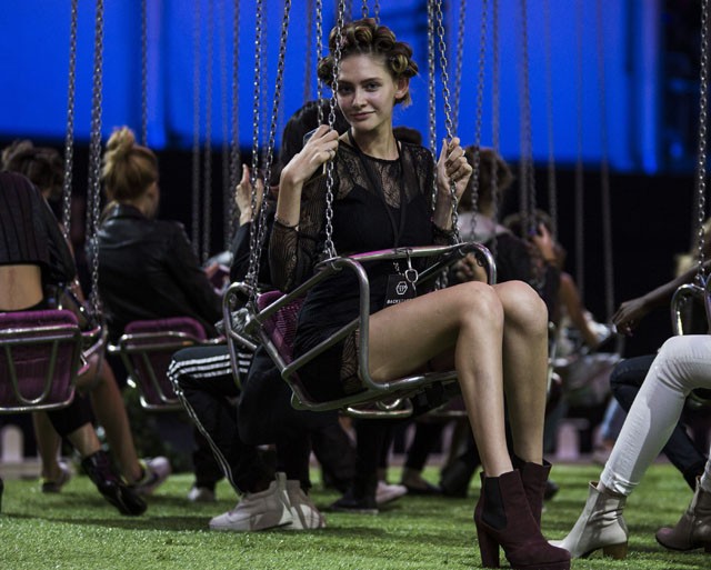 paris hilton, milánói divathét, celebmodell, fergie, philipp plein, divatbemutatóm divathét