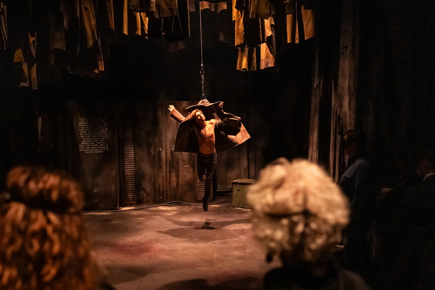 A Millenáris brutalista tereiben a Recirquel életre kelti Dido és Aeneas mitikus szerelmét – cirkusz, tánc és rituálé határán