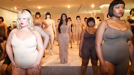 Ártatlan optikai csalás vagy mérgező divathóbort lenne a shapewear?