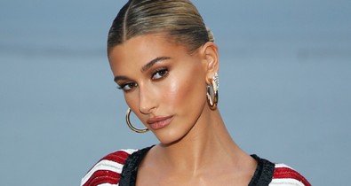 Igazi inspiráció! Íme Hailey Bieber őrülten forró randiszettje