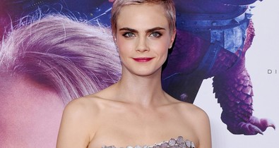 Cara Delevingne topless pózol és egy másik modell ajkait nyalogatja!