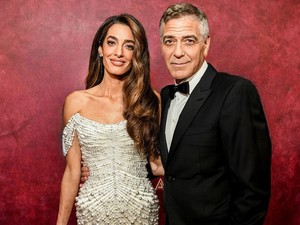 Amal Clooney élete legszebb ruhájában ragyogott a vörös szőnyegen, George Clooney egy pillanatra sem vette le róla a kezét