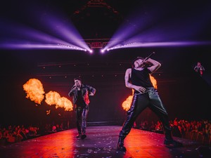 Videón, ahogy Valkusz Milán haja lángra kap koncert közben