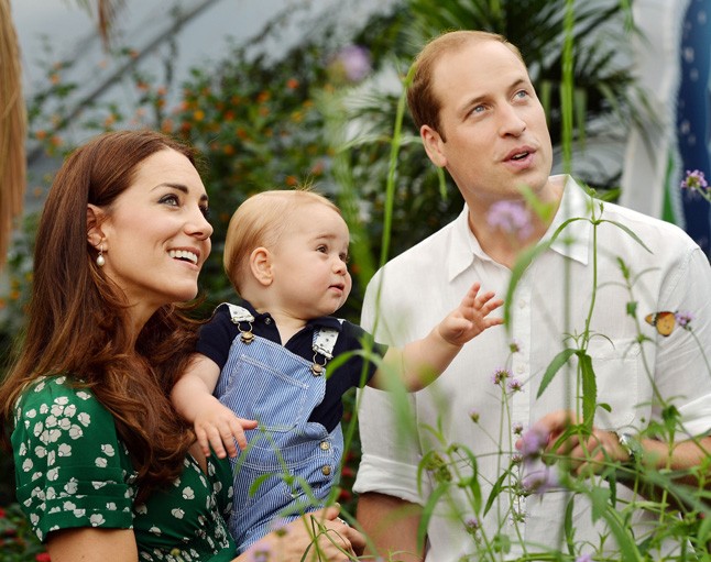 György herceg imádja az állatokat, itt éppen pillangólesen a szüleivel