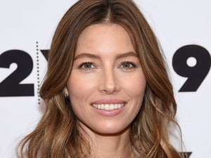 Jessica Biel ruhája hippis és nőies egyszerre: azonnal akarjuk!