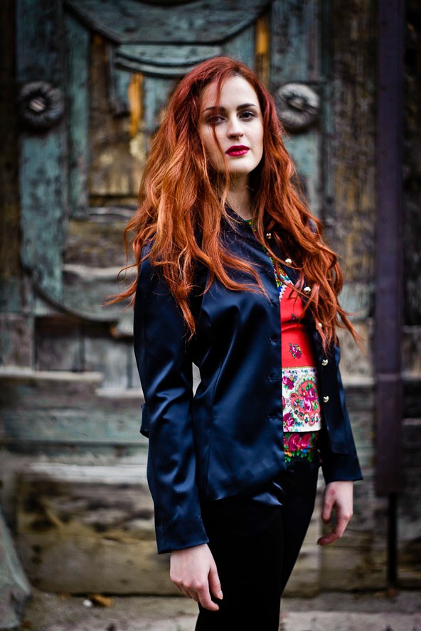 A Romani Design darabjait a hétköznapokban és különleges alkalmakra is lehet viselni. A tervezőpáros a roma kultúra motívumait ülteti át kortárs viseletekbe