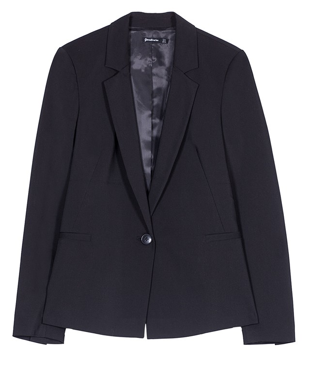 A megfelelő eleganciát biztosíthatod egy elegáns blézerrel. Keress modern szabású, jó minőségű zakót, megéri a befektetést. Ha nem szeretnél feketét viselni, fáradt rózsaszín vagy fehér zakóval is kombinálhatsz. Jól szabott blézer STRADIVARIUS 9995 Ft