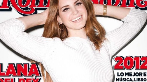 Vidám Lana Del Rey hasvillantós szettben pózol