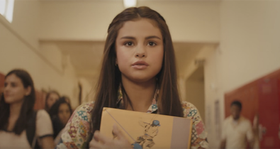 Selena Gomez egy bajszos középkorú apát játszik a saját klipében