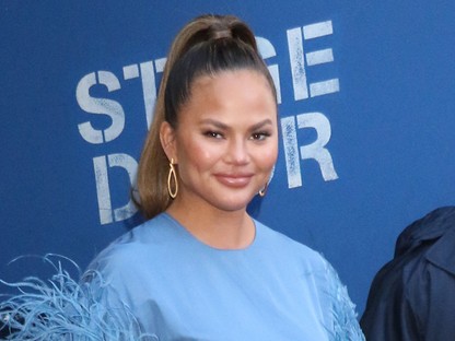 A hosszú lábú Chrissy Teigen és egy szégyenlős Luna a cuki látvány az utcán