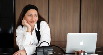 Lezser elegáns szettel indul Komáromy Csillu stylist hete