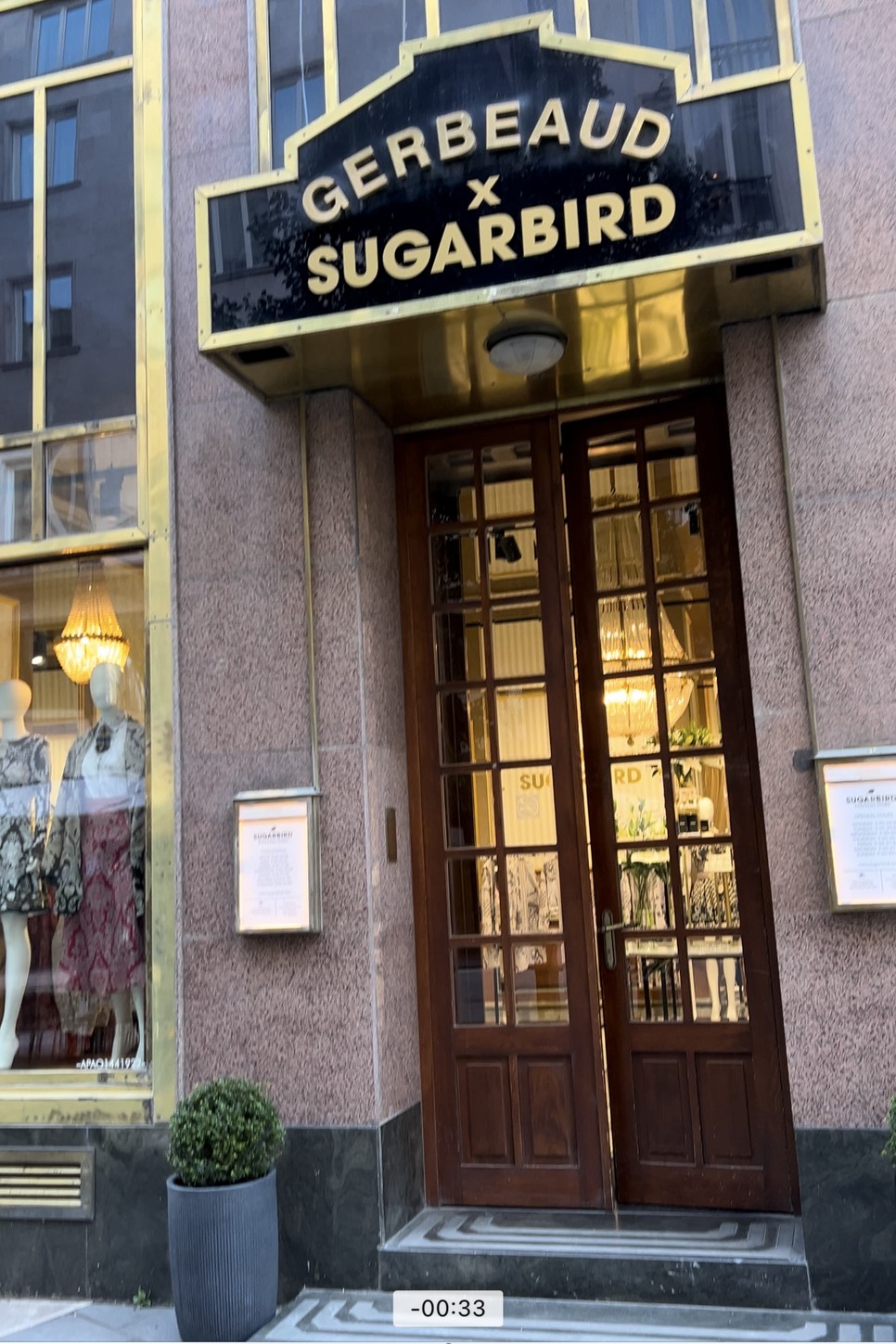 A Sugarbird üzlete a Gerbeaud Dorottya utcai oldalán található