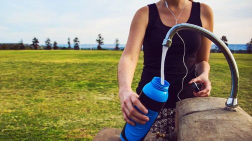 Ez aztán a menőség: egyre több vendéglátóhelyen töltheted meg a kulacsod szűrt vízzel