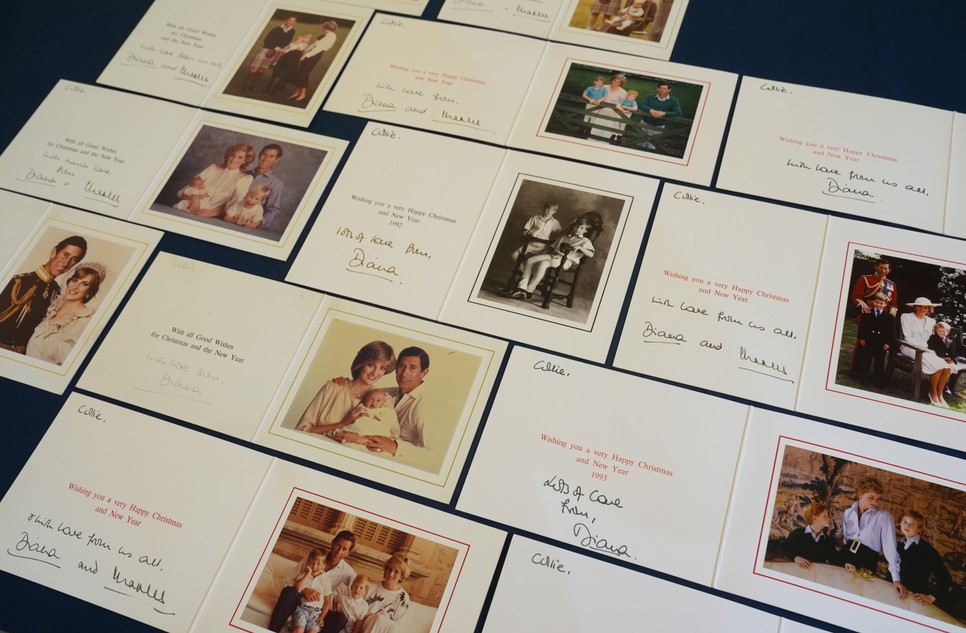 Diana hercegné és Károly herceg karácsonyi képalapjai hosszú utat jártak be a magazinba illő idilltől a teljes elhidegülés felvállalásáig