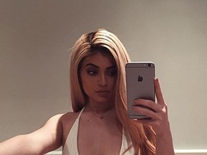 Hófehér trikini - ezt imádja Kylie Jenner