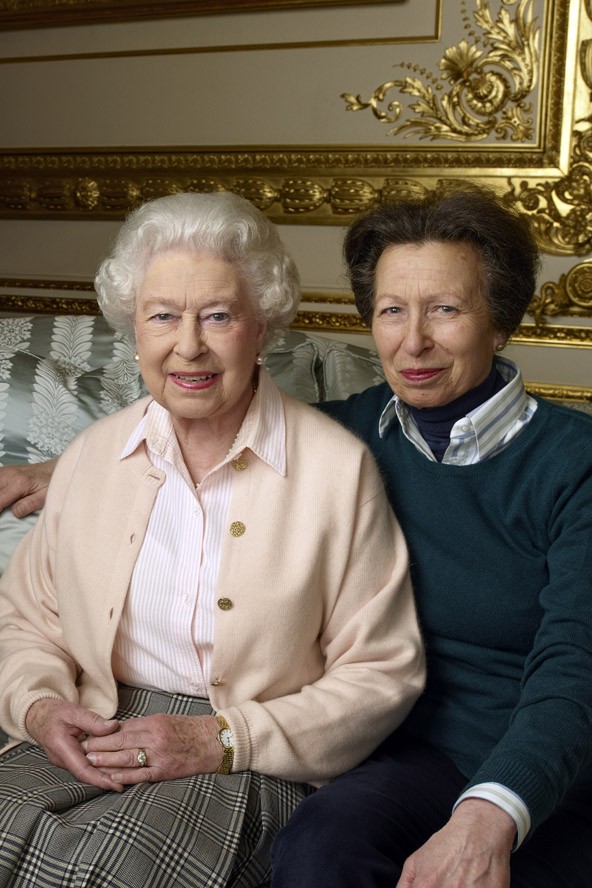 Nézd a királynőt a kutyáival és az összes dédunokájával, Sarolta és György is ott vannak nyilván!