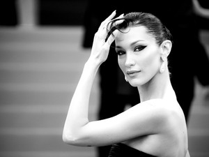 Bella Hadid saját NFT kollekcióval debütál a digitális világban