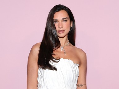 Mintha egy filmből lépett volna ki, Dua Lipa talpig Chanelben tündökölt második, szicíliai esküvőjén