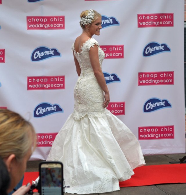 esküvöi ruha, menyasszony, menyasszonyi ruha, verseny, vécépapír