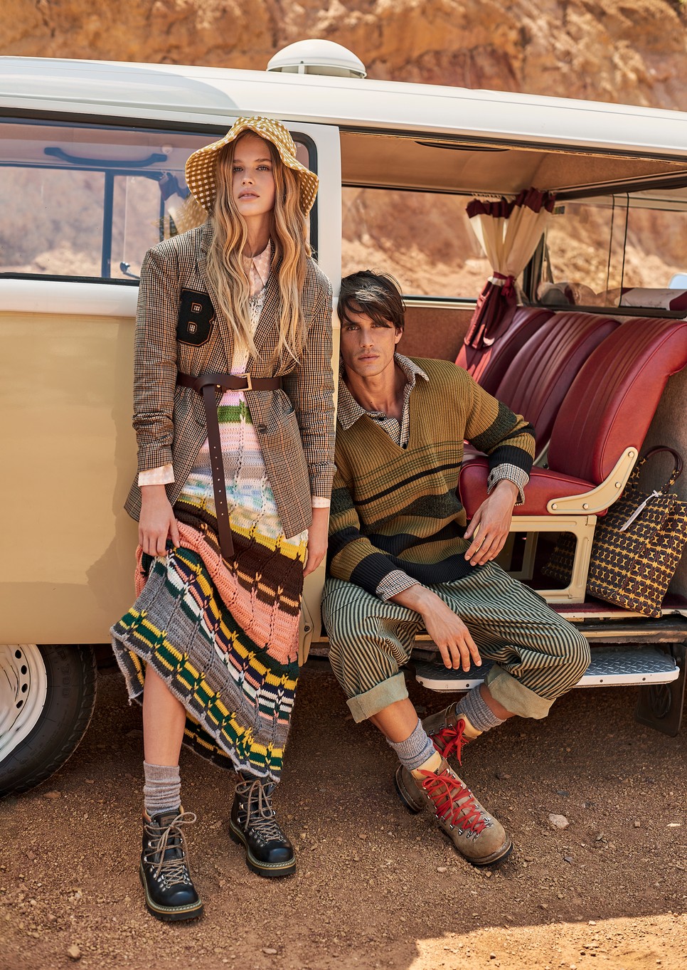 Vanda: Upcycled csíkos maxiruha és bakancs RETROCK 26 980 Ft, 13 980 Ft | Blézer H & M 9295 Ft | Ing MANGO 7995 Ft | Bőröv VENGRU – Garden Stúdió 17 900 Ft | Kalap FAITHFULL THE BRAND – Spark Le Monde 29 990 Ft | Zokni CALZEDONIA 2995 Ft | Mintás táska COCCINELLE 95 900 Ft | Dan: Gyapjúpulóver PROENZA SCHOULER – Spark Le Monde 238 990 Ft | Ing H & M 6495 Ft | Vászonnadrág és bakancs RETROCK 26 480 Ft, 29 980 Ft