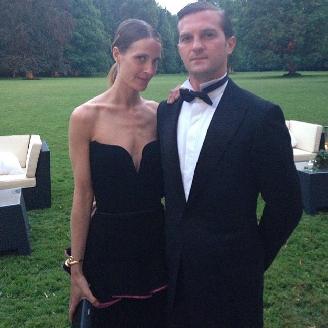 Vanessa Traina Balenciagában férjével, Maxwell Snowal.