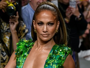 Jennifer Lopez megint elképesztőt szelfizett a kockás hasáról