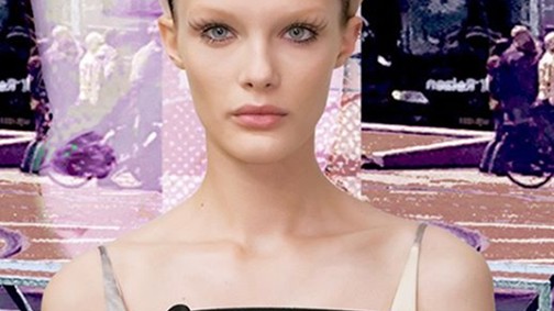 A mini frufru és nagy hajpánt lesz a divat? A Prada szerint igen!