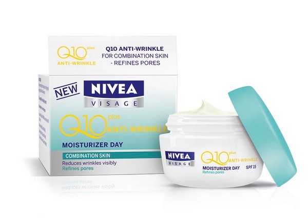 Q10plus pórusfinomító ránctalanító nappali arckrém NIVEA 3799 Ft/50 ml (GLAMOUR-kuponnal -25%=2846 Ft)Ezt a krémet könnyed állagának köszönhetően nagyon hamar beszívja bőröd, így különösen jó szolgálatot tesz majd akkor is ha éppen sietsz. Amellett, hogy elősegíti a ráncok kialakulása elleni védekezést, növeli a bőr saját védekezési mechanizmusát. Ráadásul a tizenöt faktoros UVB és a hatékony UVA szűrők védik a bőrt a nap okozta korai öregedéssel szemben. 