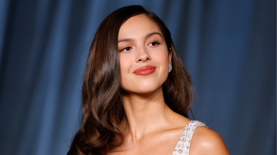 Olivia Rodrigo meztelenruhában partizott